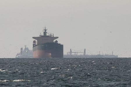 Petróleo iraniano flui pelo Estreito de Ormuz apesar da paralisação das exportações dos vizinhos do Golfo