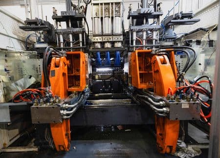 Setor manufatureiro dos EUA cresce em fevereiro; preços dos insumos sobem