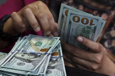 Dólar tem leve baixa no Brasil de olho no exterior