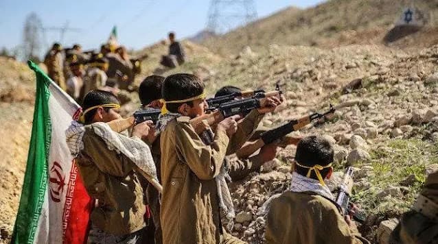 Milícia armada do regime iraniano quer até meninos de 12 anos em suas fileiras