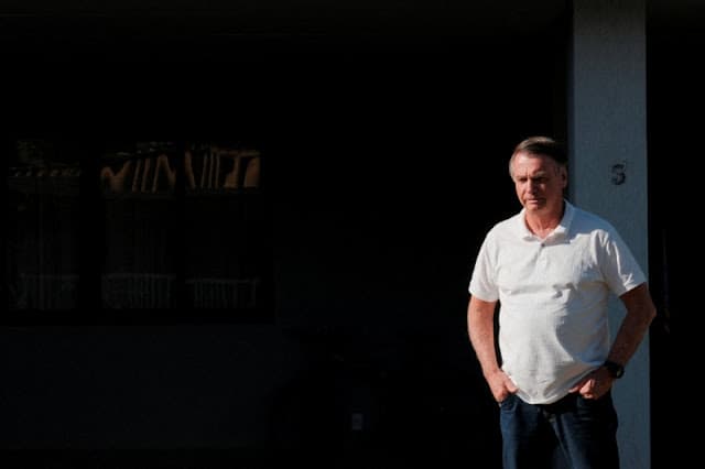 Bolsonaro deixa UTI e é transferido para quarto, diz G1