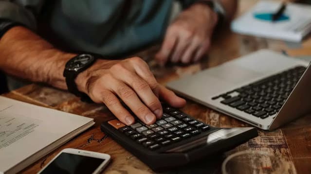 Quase metade dos brasileiros deve R$ 557 bilhões aos bancos