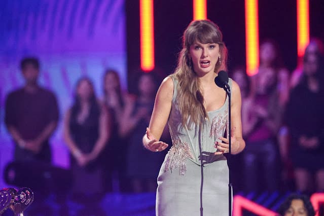 Taylor Swift faz aparição surpresa na pré-estreia de “Toy Story 5” em Hollywood