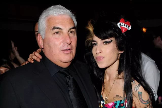 Pai de Amy Winehouse perde ação contra amigas da filha que leiloaram objetos da artista