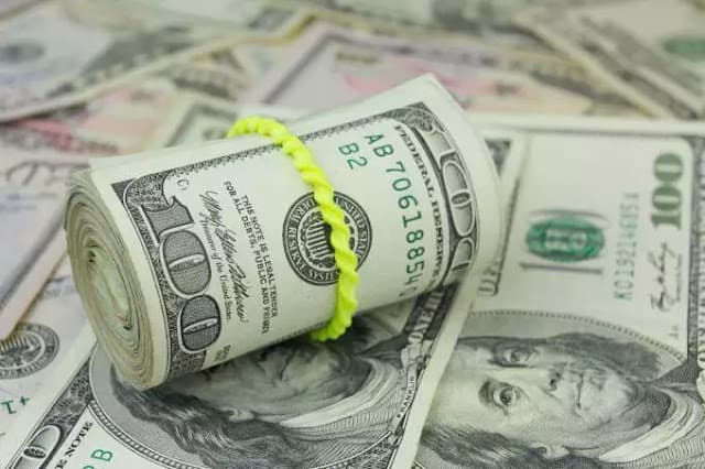 Dólar cai e fecha a R$ 5,01, após sinais de avanço em um acordo de paz entre Estados Unidos e Irã; Bolsa sobe