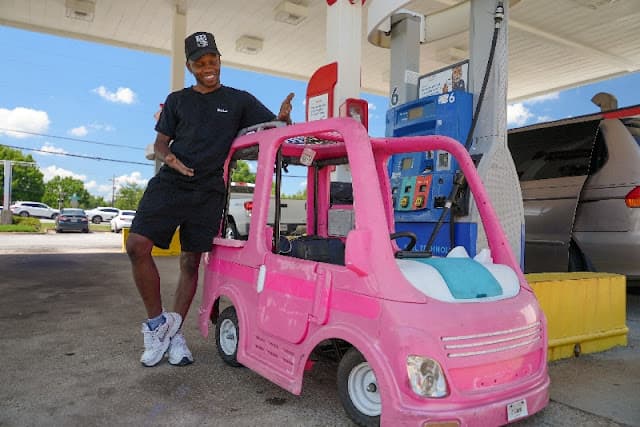 Preços altos da gasolina levam norte-americanos a improvisar, desde ônibus até carros de brinquedo