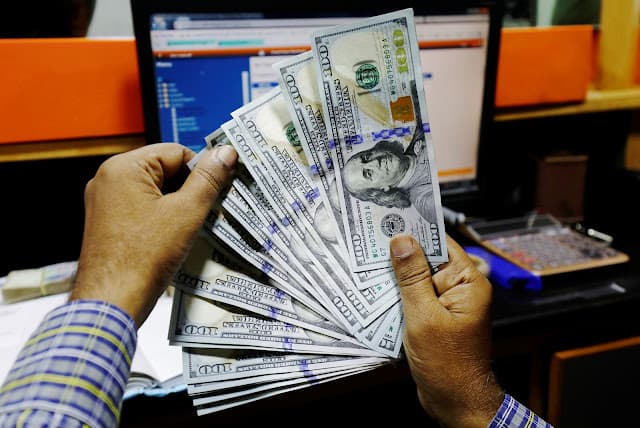 Dólar fecha abaixo de R$5,00 pela primeira vez em dois anos