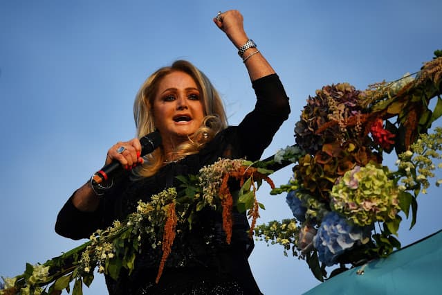 Cantora Bonnie Tyler se recupera após cirurgia de emergência em Portugal