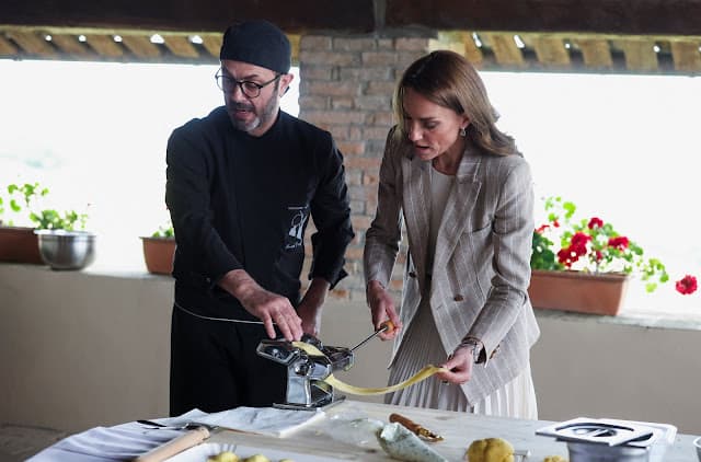 Princesa Kate aprende a fazer massa em visita à Itália