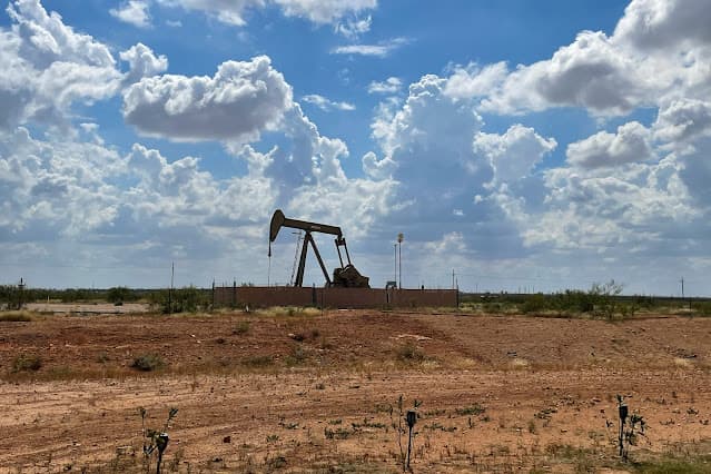 Petróleo cai para mínima de sete semanas, após Irã e Israel suspenderem ataques