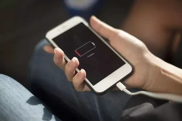 Usar o celular enquanto carrega é perigoso? Veja em quais situações é preciso ter cuidado