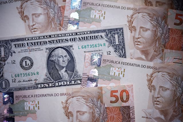 Dólar à vista fecha em alta de 0,02%, a R$5,1599 na venda