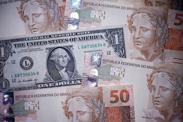 Dólar tem leve alta no Brasil com Oriente Médio no foco
