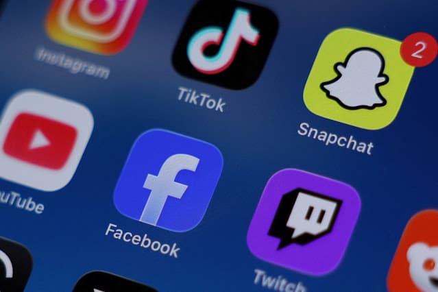 Malásia proíbe menores de 16 anos de se inscreverem em redes sociais