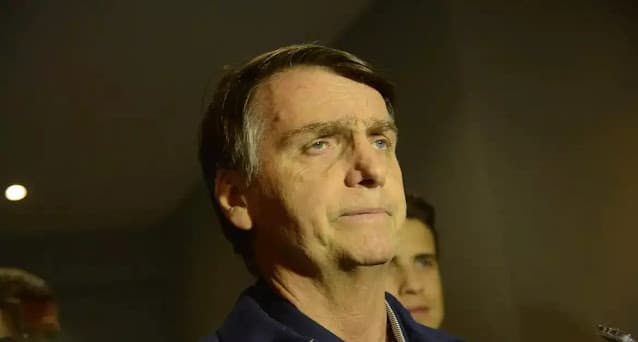 Bolsonaro recebe alta hospitalar e segue para prisão domiciliar em Brasília