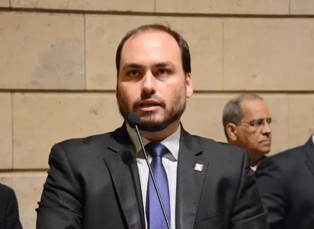 Carlos Bolsonaro afirma que a prisão domiciliar do pai não “não é liberdade”