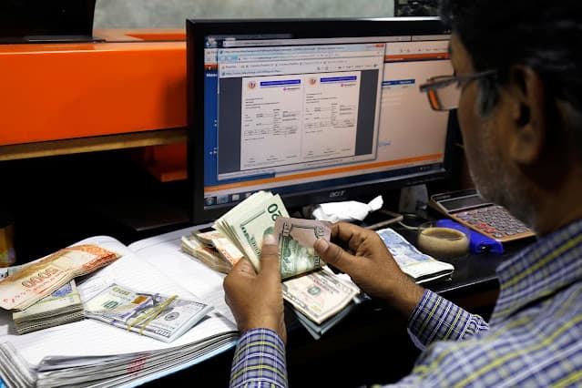 Dólar abre perto da estabilidade com mercado atento ao noticiário político no Brasil
