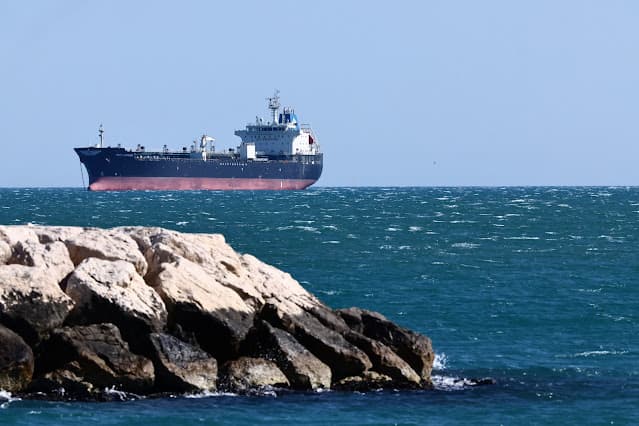 Petróleo avança com troca de ataques entre EUA e Irã, mas reduz ganhos