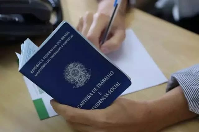 Brasil tem 1,1 milhão em busca de emprego há dois anos ou mais, diz o IBGE