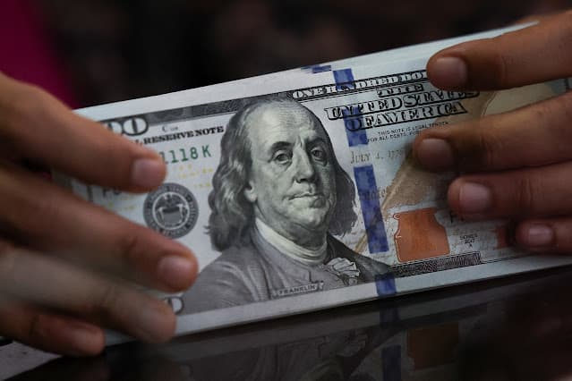 Dólar acompanha exterior e tem leve queda ante o real
