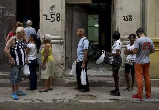 Sob escassez e sem combustível, cubanos veem mudança na Venezuela quase com esperança
