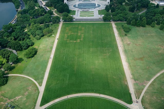 Desenho enorme com os números “8647” surge no gramado do National Mall, em Washington