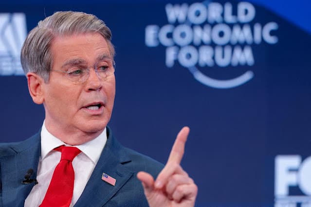 Mercado de petróleo está bem abastecido, controle de Ormuz deve mudar com o tempo, diz Bessent