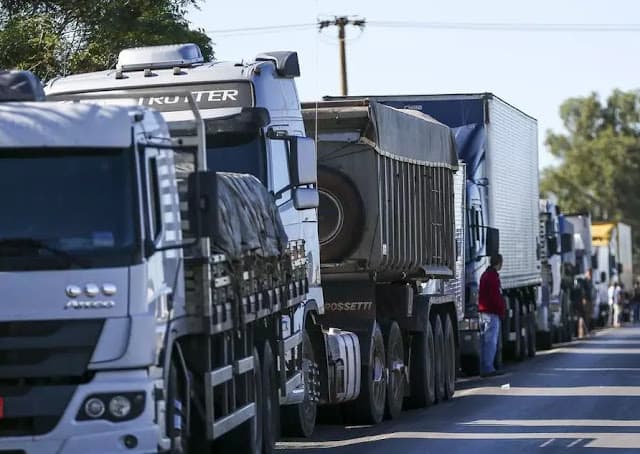 Risco de greve de caminhoneiros em ano eleitoral levou o governo a lançar pacote contra a alta no preço do diesel