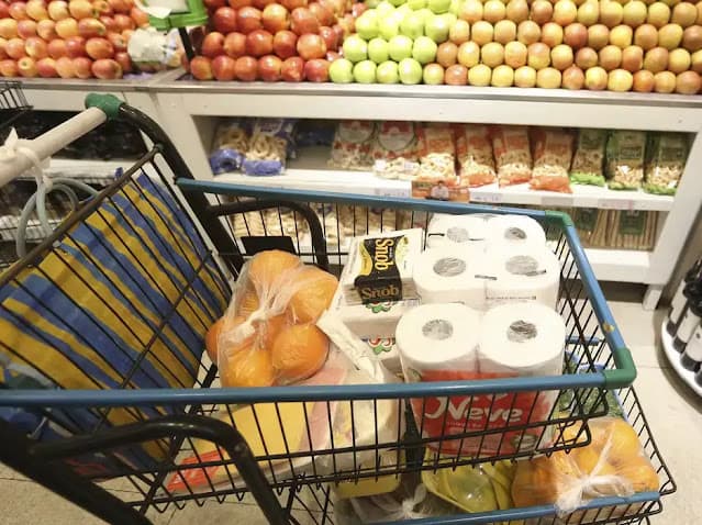 Alimentos e despesas pessoais pressionam a prévia da inflação oficial do Brasil em março, que ficou em 0,44%