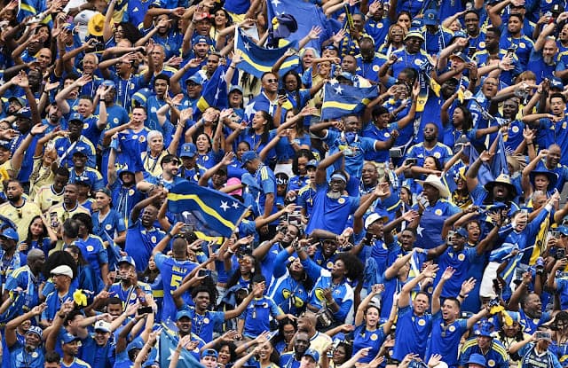 Torcedores de Curaçao aceitam goleada com naturalidade e mantêm alegria com Copa do Mundo