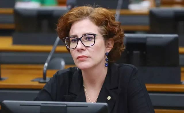 Alexandre de Moraes cobra do governo ação para extraditar Carla Zambelli
