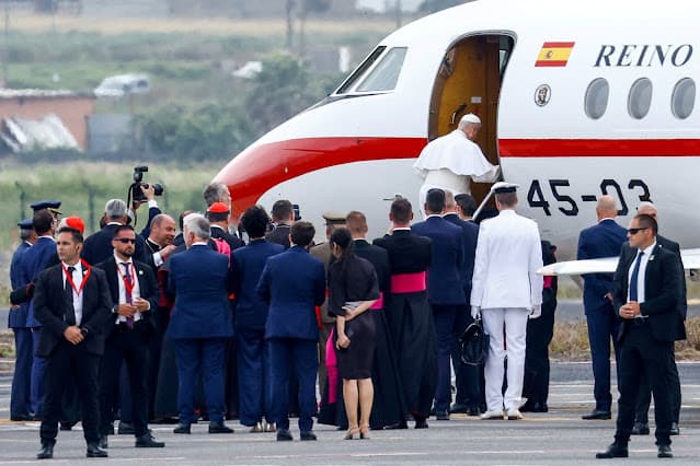 Papa utiliza o jato do rei da Espanha para retornar ao Vaticano após problema técnico em avião