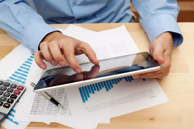 Com a guerra no Oriente Médio, mercado financeiro prevê inflação de 4,80% e queda menor dos juros no Brasil