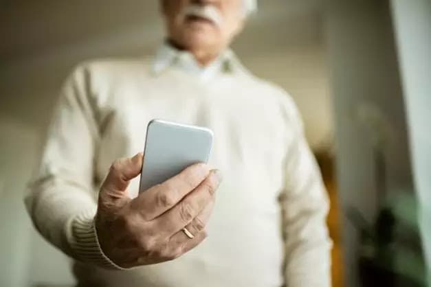 Médicos fazem alerta para uso excessivo de celular por idosos