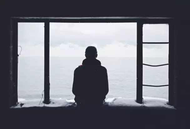 Solidão já afeta quatro em cada dez brasileiros e impacta mais mulheres, jovens e pessoas de baixa renda