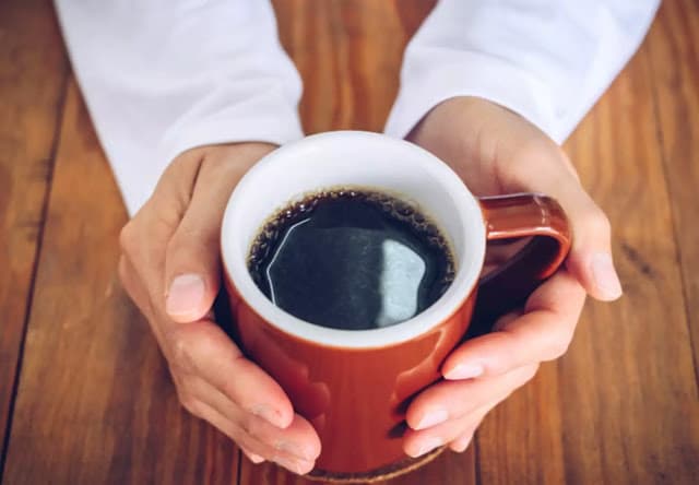 Saiba como a cafeína afeta o corpo e quando o consumo de café vira problema