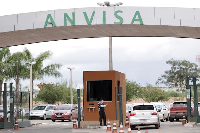 Anvisa anuncia recolhimento voluntário de lote de água mineral Crystal sem gás por presença de bactéria