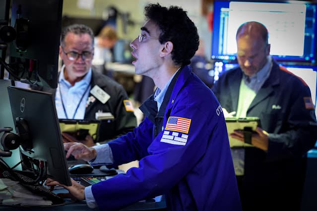 Wall Street abre em baixa com perdas no setor de tecnologia e tensões no Oriente Médio