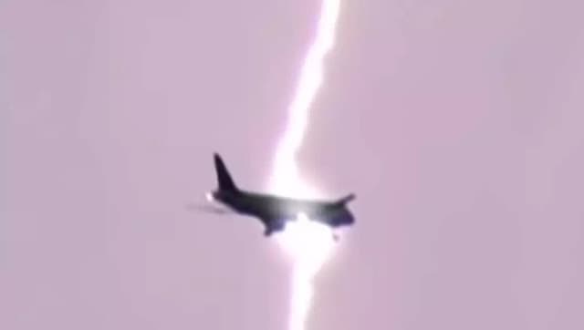O que acontece se um raio cair em um avião? Saiba se a aeronave pode cair