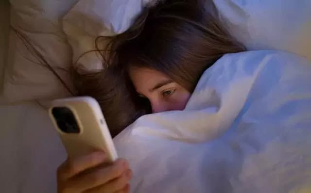 Redes sociais desafiam o bem-estar de jovens, segundo relatório global que avalia felicidade