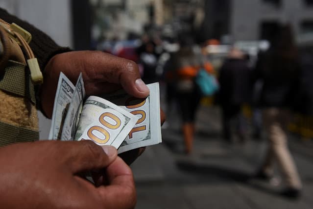 Dólar tem correção técnica e fecha abaixo de R$5,00 com cenário político ainda no foco