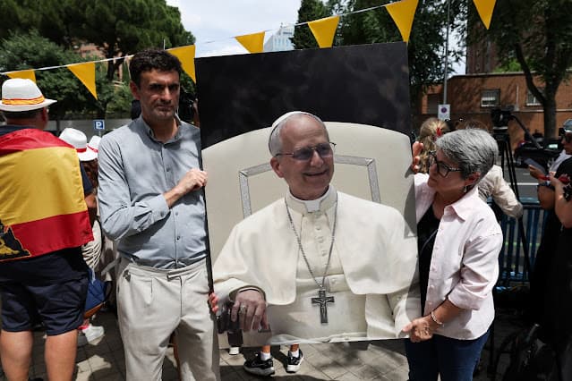 Leão 14 diz à Igreja da Espanha para ajudar as vítimas de abuso, enquanto alguns protestam contra a reunião