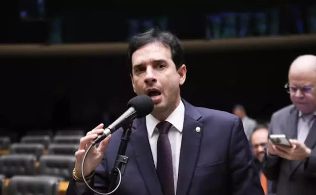 Fim da Escala 6×1: relator apresenta parecer com redução de jornada para 40 horas e período de transição