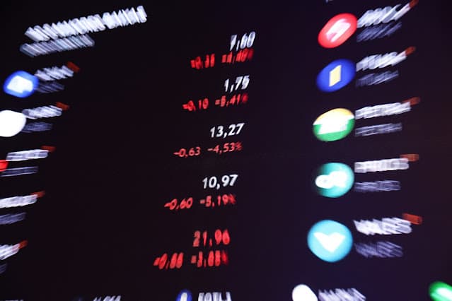 Ibovespa recua com incertezas sobre Oriente Médio; Santander Brasil e B3 ocupam holofote