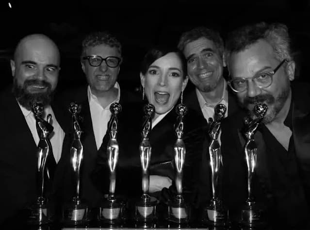 Kleber Mendonça Filho celebra as vitórias de “O agente secreto” nos Prêmios Platino, no México