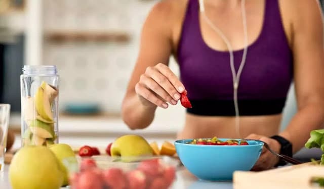 Você realmente precisa comer para “reabastecer” durante o treino? Veja o que diz a ciência