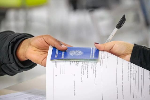Brasileiro prefere salário e estabilidade a jornada reduzida, diz Confederação Nacional da Indústria