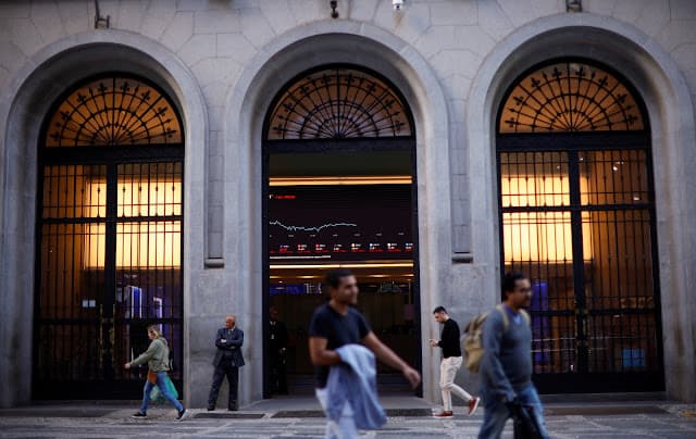 Ibovespa oscila pouco na abertura