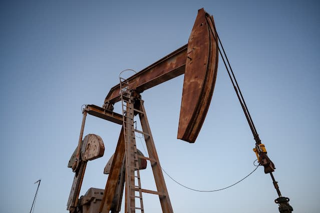 Preços do petróleo saltam após ataques israelenses contra o Irã e o Líbano