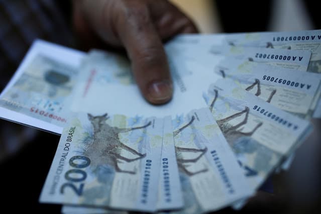 Taxas dos DIs caem acompanhando exterior com dados de emprego dos EUA e guerra no radar